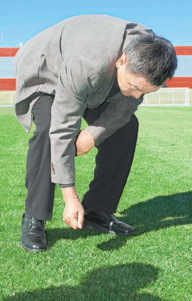 잔디 점검 허정무 축구 국가대표팀 감독이 2010년 남아프리카공화국 월드컵을 앞두고 루스텐버그의 한 훈련장을 사전 답사하며 잔디 상태를 점검하고 있다. 루스텐버그=양종구 기자