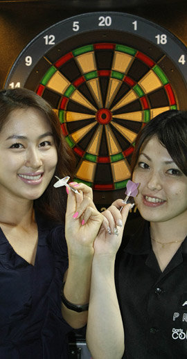 “느껴봐요, 짜릿한 손맛” ‘다트 사랑’에는 국경이 없다. 한국과 일본의 ‘다트 얼짱’으로 유명한 금단비 씨(왼쪽)와 히야마 아사코 씨가 28일 고려대 화정체육관에 설치된 디지털 다트 기구 앞에서 포즈를 취하고 있다. 이날 친선경기를 한 이들은 남성 팬들로부터 뜨거운 응원을 받았다. 김재명  기자