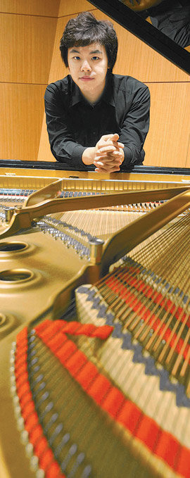 피아니스트 김태형 씨는 요즘 슈만에 빠져 있다. 그는 “과도하게 표현하지 않고 담백하면서 웃음 짓게 만드는 멜로디가 많아 자꾸 마음이 간다”고 말했다. 이훈구  기자
