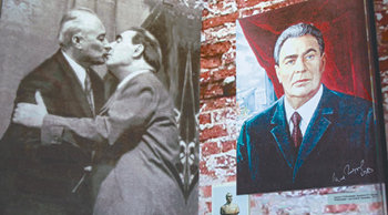 소련 말기 공산당 지도자인 레오니트 브레즈네프 공산당 서기장이 남성 공산당원의 입술에 키스하는 장면이 러시아 정치사박물관에 소개됐다. 브레즈네프를 풍자하는 전시물이라고 박물관 측은 설명했다. 모스크바=정위용 특파원