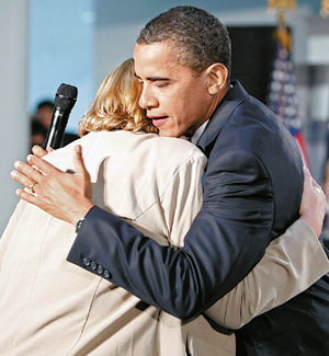주민들과 대화를 나누는 ‘타운홀 미팅’에서 버락 오바마 미국 대통령이 “암에 걸렸는데 돈이 없어 치료를 못 받는다”는 중년여성을 포옹하고 있다. 애넌데일=로이터 연합뉴스