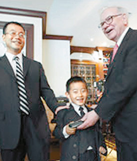 자오단양 씨(왼쪽)는 아들 지양 군과 함께 지난달 24일 미국 뉴욕의 한 식당에서 워런 버핏 버크셔해서웨이 회장과 즐거운 점심식사 시간을 보냈다. 동아일보 자료 사진