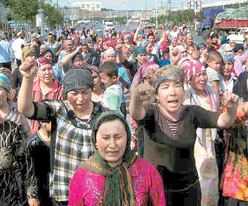 “차별 철폐” 7일 오전 우루무치의 남부 경마장 부근 거리에서 위구르인 1000여 명이 체포된 위구르인 석방과 차별 철폐를 요구하며 시위를 벌이고 있다. 우루무치=이헌진 특파원