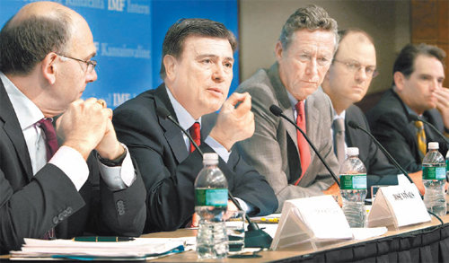 국제통화기금(IMF)이 8일 내년 세계 경제성장률 전망치를 상향 조정한 보고서를 발표했다. 호세 비냘스 통화 및 금융시장 담당 국장(왼쪽에서 두 번째)과 올리비에 블랑샤르 수석이코노미스트(가운데)를 포함한 IMF 주요 임원들이 워싱턴에서 기자회견을 열어 취재진의 질문에 답하고 있다. 워싱턴=EPA 연합뉴스