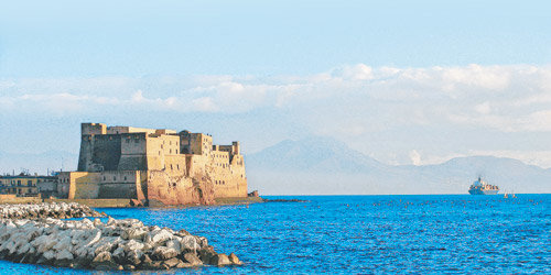 북아프리카를 근거지로 한 사라센 해적이 맹위를 떨치던 시절, 침투해오던 해적을 감시하고 방어하기 위해 세워진 이탈리아 나폴리의 해변 요새. 사진 제공 한길사