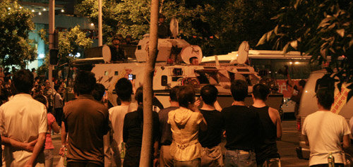 7일 오후 10시 반경(현지 시간) 무장한 중국 군인들이 소요사태 진압을 지원하기 위해 신장위구르 자치구 우루무치 시내로 들어오자 한족 주민들이 환영하고 있다. 사진 제공 김지석 씨