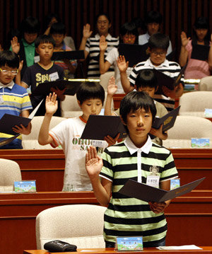 10일 국회에서 열린 제5회 ‘대한민국어린이국회’ 참석자들이 의정활동 체험에 앞서 선서하고 있다. 김경제 기자