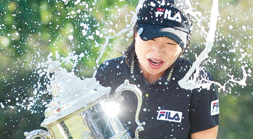 지은희가 US여자오픈 시상식을 마친 뒤 축하 샴페인 세례를 받고 있다. 지은희의 우승으로 한국 여자골프는 올 시즌 미국여자프로골프투어에서 3주 연속이자 6번째 우승을 합작하며 강세를 이어갔다. 베슬리헴=로이터 연합뉴스