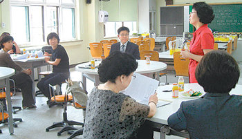 수업지원단 김현태 교사의 과학 수업을 참관한 교사들이 평가회를 갖고 있다. 평가회에서는 수업에 대한 질문과 새로운 아이디어가 쏟아진다. 사진 제공 수업지원단