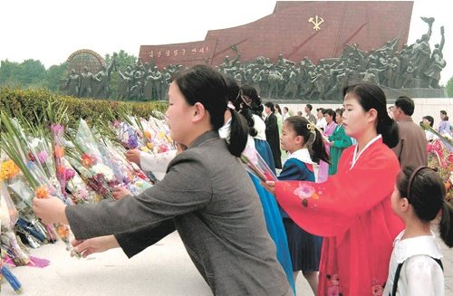 만수대 김일성 동상 앞에 헌화하는 북한 주민들.