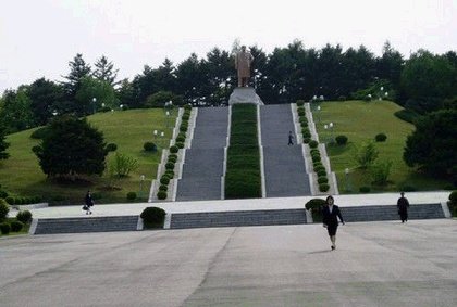 김일성대 교내 안에 있는 용남산의 김일성 동상