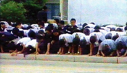 김일성 사망 당시 엎드려 절을 하는 북한 주민들