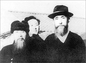 1950년경 다석 유영모(왼쪽)와 함석헌(오른쪽)이 함께 찍은 사진. 뒤에 서 있는 사람은 다석강의 속기록을 작성한 김흥호 목사. 동아일보 자료 사진
