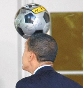 오바마 헤딩 묘기버락 오바마 미국 대통령이 13일 미국프로축구(MLS) 지난 시즌 우승팀인 콜럼버스 크루를 백악관에 초대해 만난 뒤 선물로 받은 축구공을 머리로 치면서 집무실로 돌아가고 있다.워싱턴=로이터 연합뉴스