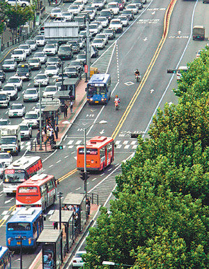 서울시는 2004년 버스 체계 개편과 함께 준공영제를 도입하면서 시내 10개 축에 걸쳐 중앙버스전용차로를 신설했다. 중앙버스전용차로가 도입된 이후 버스 속도는 크게 올라간 것으로 확인됐다. 2007년 지하철 2호선 강남역 부근 중앙버스전용차로 모습. 동아일보 자료 사진