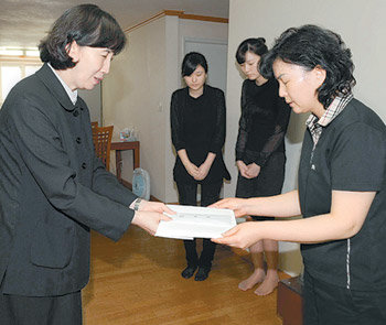 신혜경 대통령국토해양비서관(왼쪽)이 순직한 박용교 서울지방국토관리청 도로시설국장의 부인인 남궁순자 씨에게 16일 이명박 대통령의 편지와 위로금을 전달하고 있다. 사진 제공 국토해양부