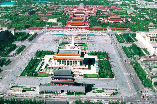 중국의 역사가 숨쉬는 곳 도심 광장 가운데 세계에서 가장 큰 톈안먼(天安門)광장이 시원하게 펼쳐져 있다. 멀리 황금색 지붕이 옹기종기 모여 있는 곳이 쯔진청(紫禁城)이고 사진 가운데 직사각형 공간이 톈안먼광장이다. 이 사진은 1988년 사진기자 장자오지(張肇基) 씨가 찍었으며, 톈안먼광장을 18년간 연구하고 각종 자료를 수집한 옌수쥔 인민해방군 인쇄공장 공장장이 제공한 것이다. 사진 제공 옌수쥔 씨