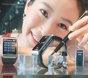 삼성전자는 두께가 11.98mm로 세계에서 가장 얇은 ‘울트라 슬림 워치폰(S9110)’을 이달 중 프랑스에 선보인다고 22일 밝혔다. 스피커폰을 통해 음성통화를 할 수 있는 기능 등을 갖고 있다. 사진 제공 삼성전자