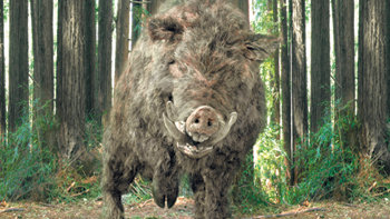 이달 15일 개봉한 영화 ‘차우’는 사람을 무차별 공격하는 식인 멧돼지를 다룬다. 영화 제목인 ‘차우’는 이 멧돼지의 이름이기도 하다. 차우는 돌연변이로 염기서열이 바뀌어 거대한 몸집과 식인 성향을 갖게 된 것으로 나온다. 사진 제공 빅하우스㈜벤티지홀딩스