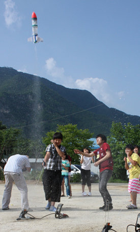 고려대 사회봉사단 학생들과 강원 영월군 봉래중 학생들이 22일 직접 만든 물로켓을 하늘로 쏘아올렸다. 영월=이인모 기자