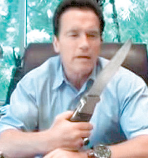 22일 자신의 집무실에서 사냥용 칼을 들고 카메라 앞에 선 아널드 슈워제네거 캘리포니아 주지사. 트위터 동영상 화면 캡처