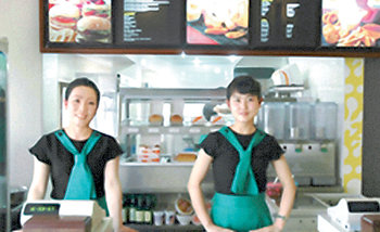지난달 초 문을 연 북한 최초의 ‘속성음식센터’(패스트푸드 전문점)에서 두 여성 종업원이 손님을 맞고 있다. 가게 메뉴판이나 내부 장식, 유니폼을 입은 종업원 등이 해외 패스트푸드 전문점과 큰 차이가 없어 보인다. 조선신보 연합뉴스