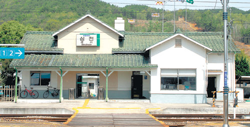 충북 영동군 심천역의 전경. 1934년 지어진 이 역사는 지붕 형태 등에서 전형적인 근대 일본 주택 양식을 따랐지만 박공 개수와 위치에 변화를 주는 등 한국 건축의 특징도 숨어 있다. 사진 제공 임석재 교수