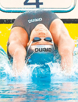 배영도 세계新아나스타샤 주예바(러시아)가 28일 이탈리아 로마의 포로 이탈리코 콤플렉스에서 열린 세계수영선수권 배영 여자 100m 준결선에서 힘차게 출발하고 있다. 주예바는 58초48로 세계기록을 0.29초 앞당겼다. 로마=EPA