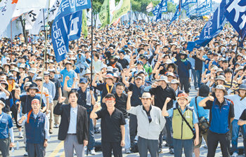 29일 오후 경기 평택시 동삭동 법원삼거리 앞에서 민주노총 소속 조합원 2500여 명(경찰 추산)이 모여 집회를 열었다. 이들은 정부에 쌍용차 사태 해결을 촉구한 뒤 쌍용차 평택공장으로 행진을 강행해 집회를 불허한 경찰과 충돌을 빚었다. 평택=원대연 기자