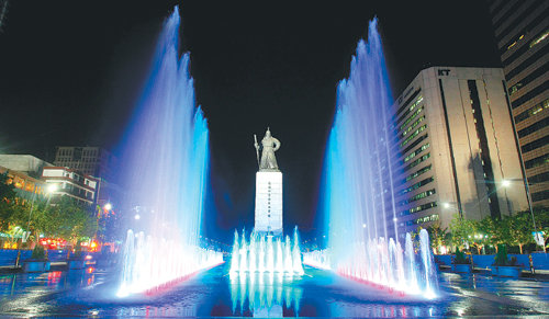 개장을 이틀 앞둔 30일 저녁 서울 광화문광장 내 이순신 장군 동상을 둘러싼 ‘분수 12·23’이 시범 가동을 하고 있다. 원대연 기자