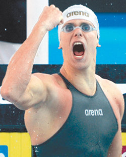 세자르 시엘루 필류(브라질)가 31일 이탈리아 로마의 포로 이탈리코 콤플렉스에서 열린 세계수영선수권 자유형 남자 100m 결선에서 우승한 뒤 포효하고 있다. 필류는 46초91로 종전 기록(47초05)을 0.14초 앞당기며 마의 47초 벽을 허물었다. 로마=로이터 연합뉴스