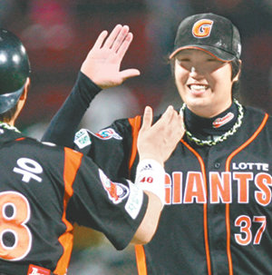 롯데 선발 조정훈(오른쪽)이 31일 청주에서 열린 한화와의 방문경기에서 무사사구 완봉승으로 팀의 7-0 승리를 이끈 뒤 포수 장성우와 하이파이브를 하고 있다. 청주=연합뉴스