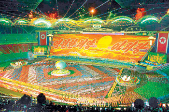 북한이 주민 10만여 명을 동원해 벌이는 종합예술공연인 아리랑공연을 이달 10일 개막하기 위해 준비에 열을 올리고 있는 것으로 알려졌다. 지난해 8월 평양 능라도 5·1경기장에서 열린 아리랑공연의 한 장면. 동아일보 자료 사진