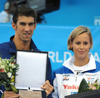 펠프스-펠레그리니 MVP 영예미국의 ‘수영 황제’ 마이클 펠프스(왼쪽)와 이탈리아의 ‘인어’ 페데리카 펠레그리니가 3일 이탈리아 로마의 포로 이탈리코 콤플렉스에서 끝난 세계수영선수권대회에서 남녀 최우수선수에 선정됐다. 펠프스는 세계기록 4개를 세우며 5관왕에, 펠레그리니는 세계기록 3개를 세우며 2관왕에 올랐다. 로마=EPA 연합뉴스