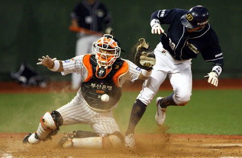 “발이 먼저”마산에서 열린 롯데-두산전 4회 무사 1루에 있던 두산 이종욱(오른쪽)이 이원석의 안타 때 홈까지 내달려 득점에 성공하고 있다. 롯데 포수는 최기문. 두산이 12-3으로 승리하며 롯데를 마산구장 9연패로 몰아넣었다. 마산=연합뉴스