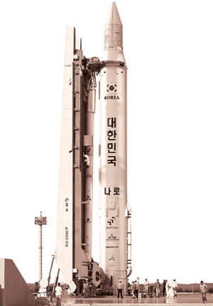 나로호(KSLV-I)의 지상시험용 발사체가 나로우주센터에 설치된 발사대에서 연료 주입 시험을 받고 있다. 사진 제공 한국항공우주연구원