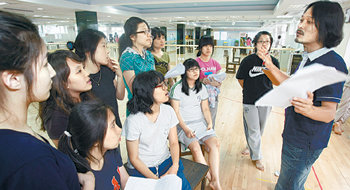 계성여고 연극동아리 ‘새별’ 회원들이 6일 서울 중구 남산예술센터 연습실에서 10일부터 무대에 올릴 ‘나의 가장 빛나던 날’의 막바지 연습을 하던 중 연극 연출가 이해제 씨(오른쪽)로부터 연기 지도를 받고 있다. 전영한  기자