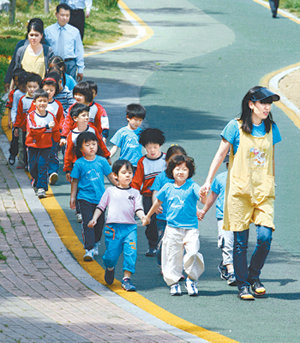 최근 서울 송파구 오금동 성내천을 찾은 어린이들이 우측통행 교육을 받고 진지하게 실습하고 있다. 사진 제공 송파구청