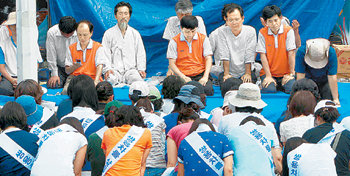 “민노당 떠나주세요”6일 쌍용자동차 평택공장 정문 앞에서 사측 직원 가족들이 강기갑 대표 등 민주노동당 관계자들 앞에 무릎을 꿇고 “공장을 점거한 노조원을 옹호하는 민노당은 공장에서 제발 나가 달라”고 애원하고 있다. 평택=박영대 기자