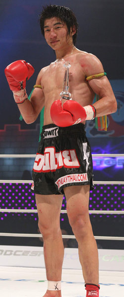 “입식타격에서는 내가 최고.” UFC의 김동현과 이름이 같아 ‘리틀 김동현’으로 불리는 무신의 김동현이 지난달 26일 최진선과의 라이트급 경기에서 승리한 뒤 트로피를 들고 포즈를 취하고 있다. 사진 제공 MXM