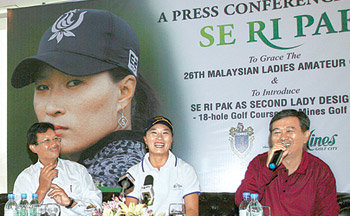 박세리(가운데)가 5일 말레이시아 쿠알라룸푸르의 마인스 골프시티리조트에서 열린 기자회견에서 골프장 코스 설계 참여에 대해 밝히고 있다. 사진 제공 세마스포츠마케팅