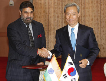 김종훈 외교통상부 통상교섭본부장(오른쪽)과 아난드 샤르마 인도 상공장관이 7일 서울 종로구 세종로 정부중앙청사 별관에서 한-인도 포괄적 경제동반자협정(CEPA)에 서명한 뒤 악수하고 있다. 박영대 기자