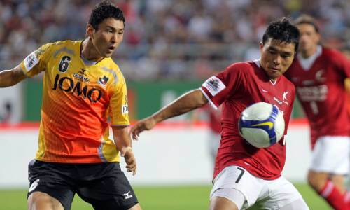 8일 인천 월드컵경기장에서 열린 한일 프로축구 올스타전 2009 조모컵에서 한국 최성국이 일본 이정수와 볼다툼을 벌이고 있다. 연합뉴스