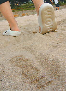 KT는 최근 여름 휴가철을 맞아 밑창에 ‘쇼(SHOW)’ 로고가 새겨진 슬리퍼를 전 직원에게 나눠줬다. 사진 제공 제일기획