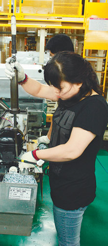 4일 경남 창원시 가음정동 LG전자 냉장고 공장에서 한 직원이 절전 냉장고의 핵심 부품인 ‘리니어 컴프레서’를 만들고 있다. 사진 제공 LG전자