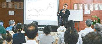 주가가 오르자 ‘개미’들의 투자 열기도 다시 뜨거워지고 있다. 동양종합금융증권이 5일 오후 서울 강동구 성내동 강동본부에서 개최한 투자설명회에서 개인투자자들이 진지한 태도로 강사의 말을 경청하고 있다. 사진 제공 동양종합금융증권