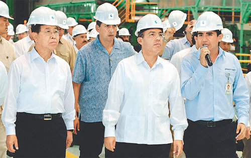 멕시코 대통령 준공식 참석정준양 포스코 회장(앞줄 왼쪽)과 펠리페 칼데론 멕시코 대통령(가운데)이 6일 포스코 멕시코 자동차강판 공장 준공식 직후 공장 내부를 둘러보고 있다. 사진 제공 포스코