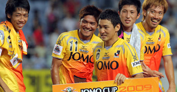 일본 J리그 대표팀 이정수(교토·왼쪽에서 세 번째)가 8일 프로축구 한일 올스타전 조모컵 최우수선수에 선정된 뒤 동료들의 축하를 받고 있다. 한국은 일본에 1-4로 완패했다. 인천=연합뉴스