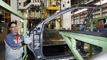 쌍용자동차 노조의 긴 점거파업이 끝나고 처음 맞는 일요일인 9일 오후 경기 평택시 쌍용차 프레스공장 연동시험2공장에서 한 직원이 차체 프레스 생산라인을 시험 가동해보고 있다. 평택=전영한 기자