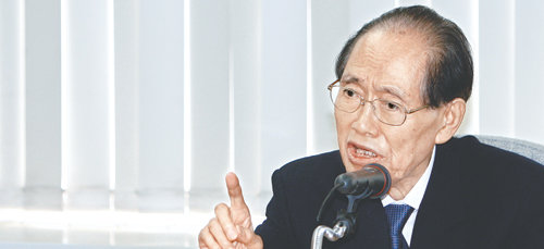 황장엽 전 북한 노동당 국제담당 비서가 7일 서울 종로구 세종로 동아미디어센터에서 동아일보 사내 학습모임인 ‘남북한 포럼’ 소속 기자들을 상대로 강연하고 있다. 황 전 비서의 국내 언론사 방문 강연은 1997년 한국 입국 후 처음이다. 이종승 기자